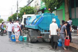 Cung cấp nước sạch bằng xe téc cho quận Long Biên